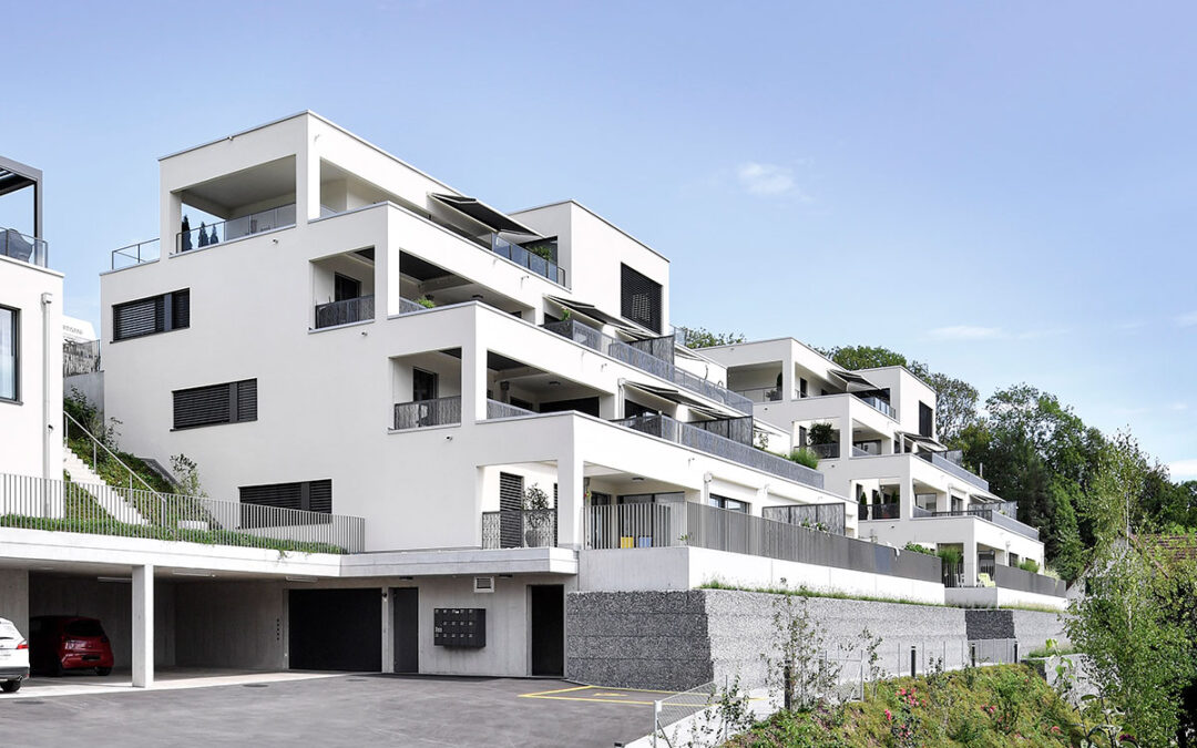 Sonniger Ausblick mit grosszügigen Terrassen
